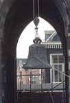 834558 Afbeelding van het afvoeren van de klokken van het carillon van de Domtoren (Domplein) te Utrecht in verband met ...